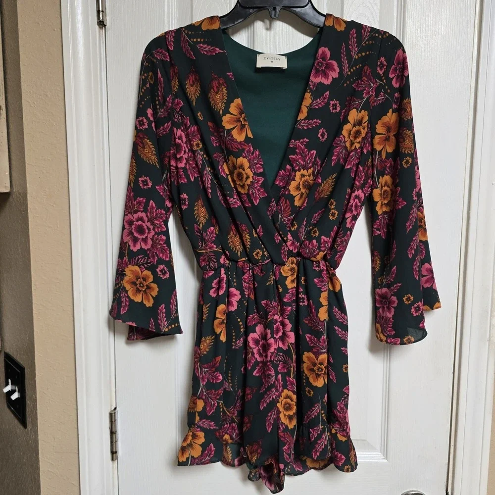 Everly Anthropologie Long Sleeve Romper Size Med Green Floral Faux Wrap‎ Shorts